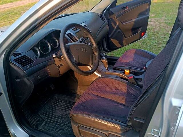 Серый Хендай Соната, объемом двигателя 2 л и пробегом 139 тыс. км за 5700 $, фото 5 на Automoto.ua