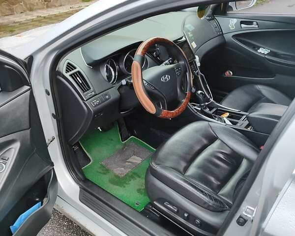 Сірий Хендай Соната, об'ємом двигуна 2 л та пробігом 240 тис. км за 8500 $, фото 8 на Automoto.ua