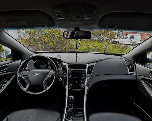 Хендай Соната 2013 у Рівному на Automoto.ua Сірий Хендай Соната, об'ємом двигуна 2 л та пробігом 193 тис. км за 9600 $, фото 5 на Automoto.ua