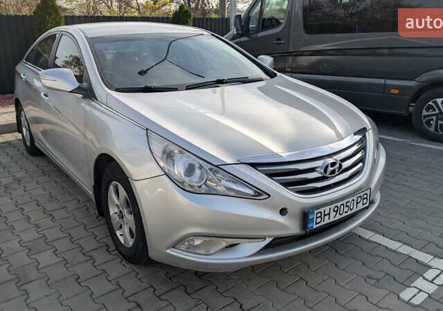 Сірий Хендай Соната, об'ємом двигуна 2 л та пробігом 605 тис. км за 7000 $, фото 4 на Automoto.ua