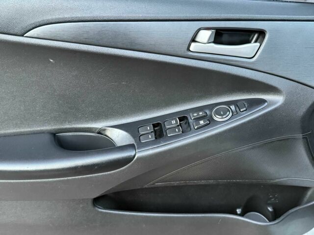 Сірий Хендай Соната, об'ємом двигуна 2 л та пробігом 216 тис. км за 8200 $, фото 13 на Automoto.ua