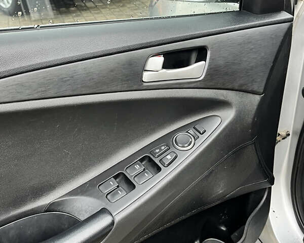 Хендай Соната 2013 в Киеве на Automoto.ua Серый Хендай Соната, объемом двигателя 2 л и пробегом 660 тыс. км за 4950 $, фото 7 на Automoto.ua