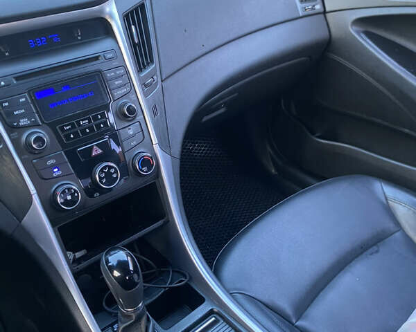 Серый Хендай Соната, объемом двигателя 2 л и пробегом 323 тыс. км за 7700 $, фото 12 на Automoto.ua