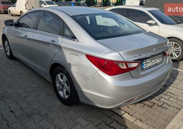 Сірий Хендай Соната, об'ємом двигуна 2 л та пробігом 605 тис. км за 7000 $, фото 1 на Automoto.ua