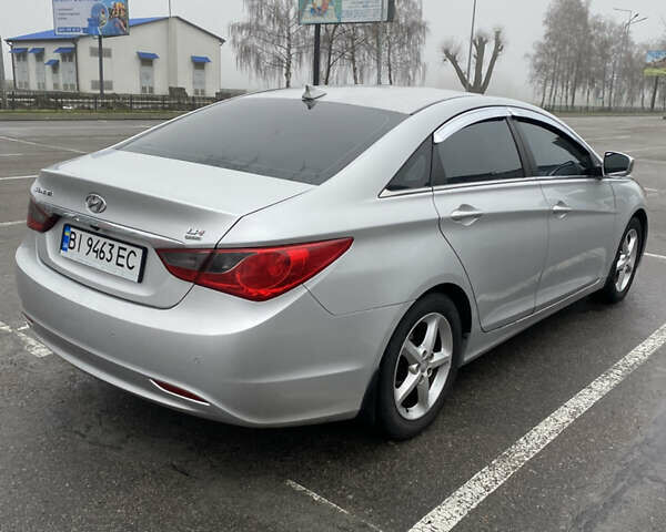 Серый Хендай Соната, объемом двигателя 2 л и пробегом 373 тыс. км за 7300 $, фото 5 на Automoto.ua