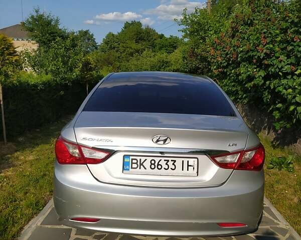 Сірий Хендай Соната, об'ємом двигуна 2 л та пробігом 195 тис. км за 9800 $, фото 2 на Automoto.ua