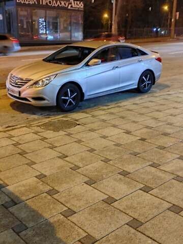 Серый Хендай Соната, объемом двигателя 2 л и пробегом 320 тыс. км за 7500 $, фото 1 на Automoto.ua