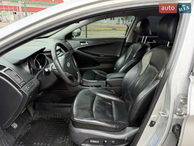 Серый Хендай Соната, объемом двигателя 2 л и пробегом 643 тыс. км за 7490 $, фото 3 на Automoto.ua