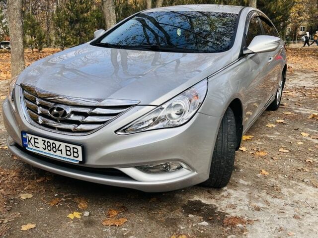 Серый Хендай Соната, объемом двигателя 2 л и пробегом 400 тыс. км за 6800 $, фото 5 на Automoto.ua