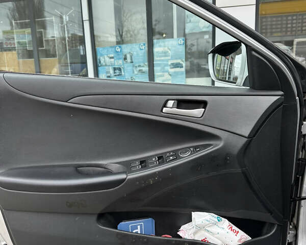 Серый Хендай Соната, объемом двигателя 2 л и пробегом 231 тыс. км за 7300 $, фото 12 на Automoto.ua