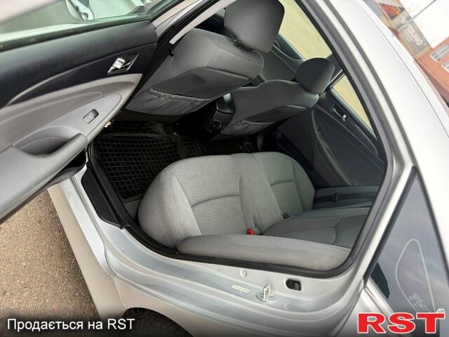 Сірий Хендай Соната, об'ємом двигуна 2.4 л та пробігом 183 тис. км за 9000 $, фото 7 на Automoto.ua