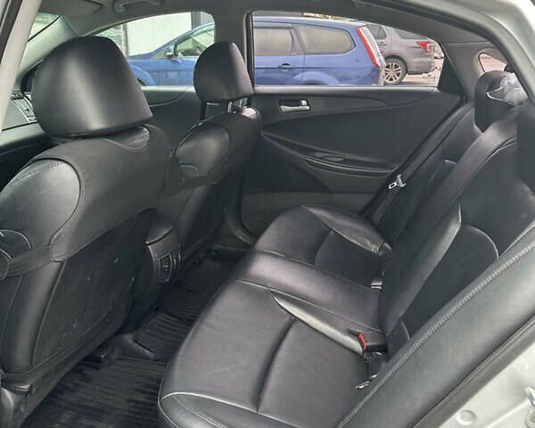 Серый Хендай Соната, объемом двигателя 2 л и пробегом 231 тыс. км за 7300 $, фото 15 на Automoto.ua