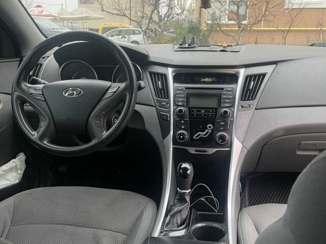 Серый Хендай Соната, объемом двигателя 2.4 л и пробегом 270 тыс. км за 7800 $, фото 9 на Automoto.ua