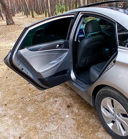 Серый Хендай Соната, объемом двигателя 2.4 л и пробегом 182 тыс. км за 9200 $, фото 7 на Automoto.ua