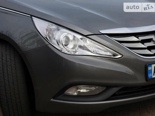 Серый Хендай Соната, объемом двигателя 2.36 л и пробегом 165 тыс. км за 9000 $, фото 2 на Automoto.ua