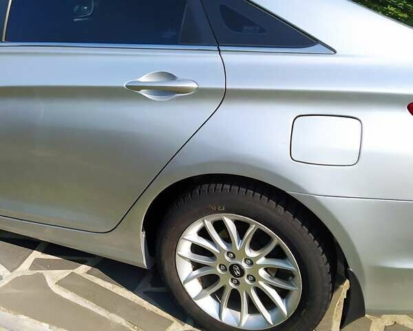 Сірий Хендай Соната, об'ємом двигуна 2 л та пробігом 195 тис. км за 9800 $, фото 1 на Automoto.ua