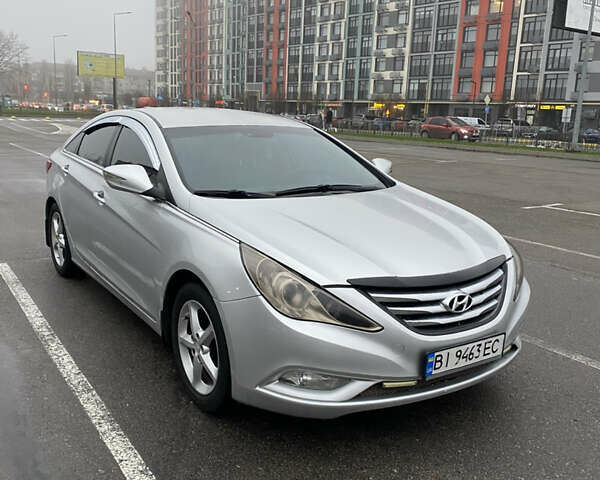 Серый Хендай Соната, объемом двигателя 2 л и пробегом 373 тыс. км за 7300 $, фото 2 на Automoto.ua