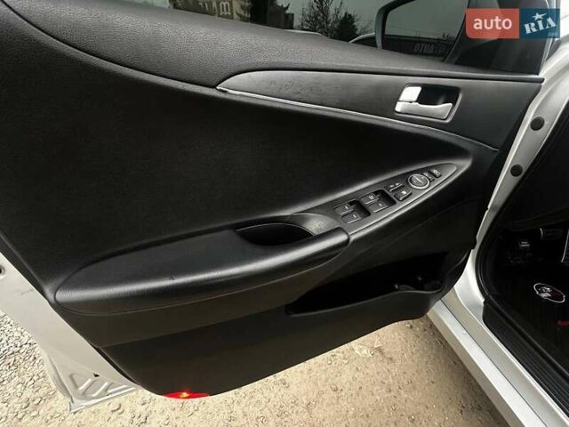 Серый Хендай Соната, объемом двигателя 2 л и пробегом 207 тыс. км за 8500 $, фото 30 на Automoto.ua