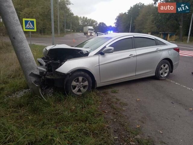 Сірий Хендай Соната, об'ємом двигуна 2 л та пробігом 320 тис. км за 3100 $, фото 4 на Automoto.ua