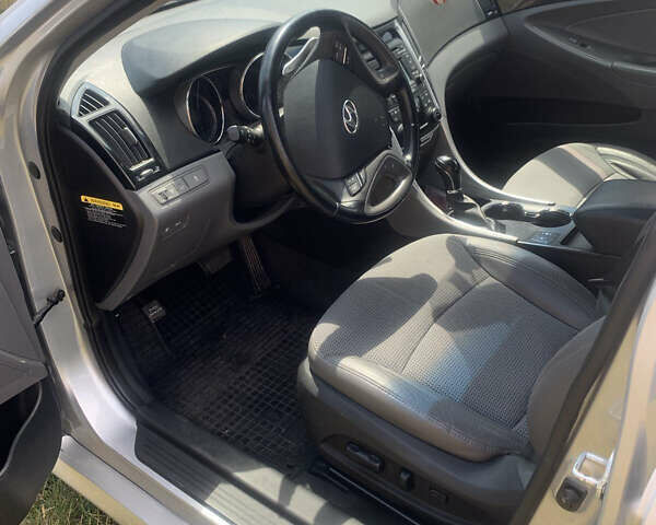 Сірий Хендай Соната, об'ємом двигуна 2 л та пробігом 120 тис. км за 9000 $, фото 7 на Automoto.ua