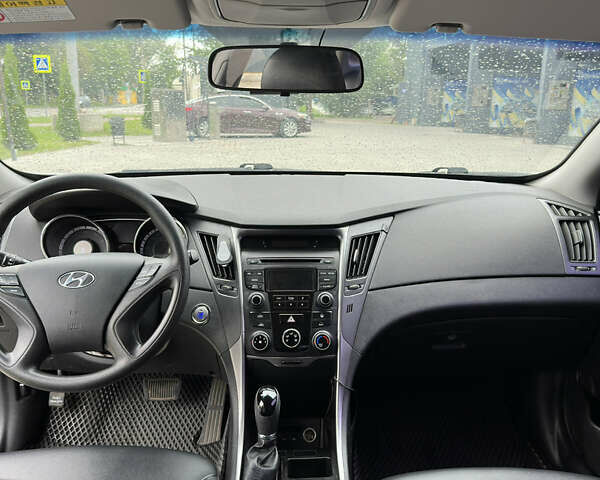 Сірий Хендай Соната, об'ємом двигуна 2 л та пробігом 280 тис. км за 8200 $, фото 23 на Automoto.ua