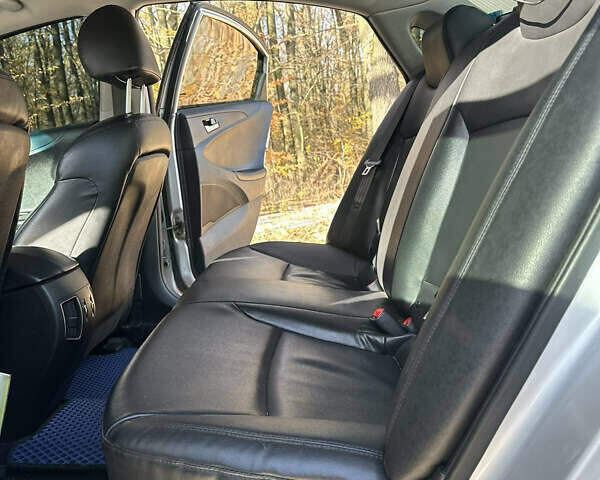Сірий Хендай Соната, об'ємом двигуна 2 л та пробігом 231 тис. км за 9500 $, фото 9 на Automoto.ua