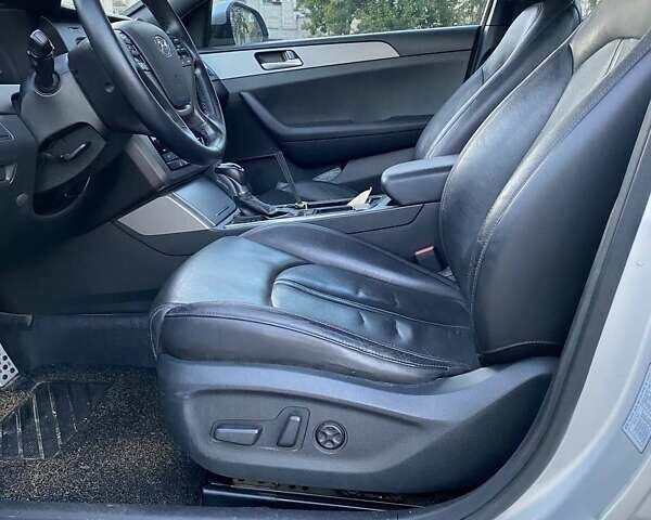 Серый Хендай Соната, объемом двигателя 2 л и пробегом 359 тыс. км за 9500 $, фото 12 на Automoto.ua