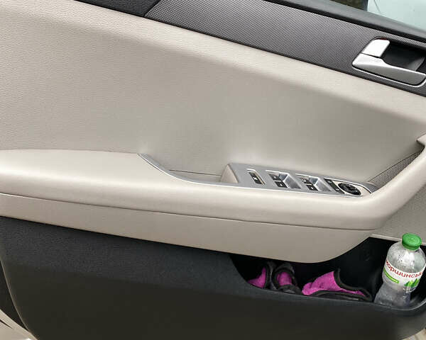 Серый Хендай Соната, объемом двигателя 2.36 л и пробегом 135 тыс. км за 10400 $, фото 12 на Automoto.ua