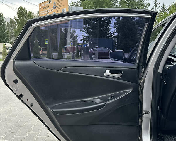 Сірий Хендай Соната, об'ємом двигуна 2 л та пробігом 280 тис. км за 8200 $, фото 6 на Automoto.ua