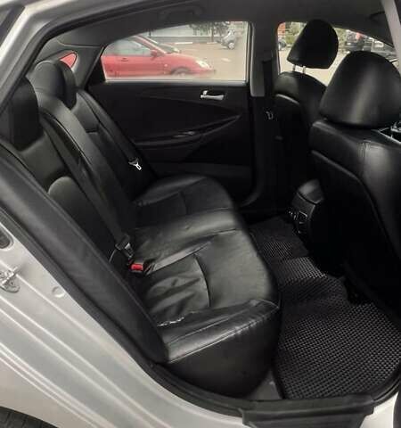 Серый Хендай Соната, объемом двигателя 2 л и пробегом 192 тыс. км за 8400 $, фото 9 на Automoto.ua