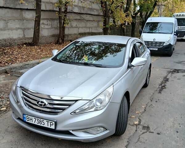 Серый Хендай Соната, объемом двигателя 2 л и пробегом 296 тыс. км за 10900 $, фото 5 на Automoto.ua