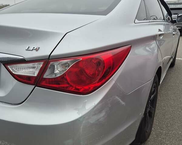 Серый Хендай Соната, объемом двигателя 2 л и пробегом 246 тыс. км за 6800 $, фото 13 на Automoto.ua