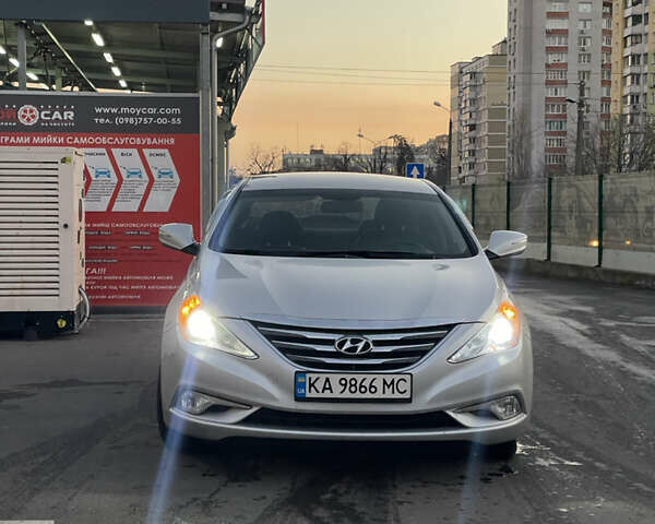 Серый Хендай Соната, объемом двигателя 2 л и пробегом 211 тыс. км за 7499 $, фото 4 на Automoto.ua