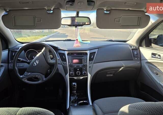 Серый Хендай Соната, объемом двигателя 2.4 л и пробегом 268 тыс. км за 7500 $, фото 9 на Automoto.ua