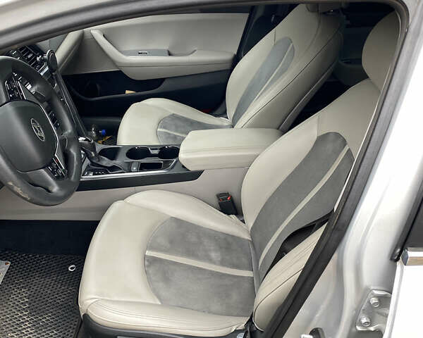 Серый Хендай Соната, объемом двигателя 2.36 л и пробегом 135 тыс. км за 10400 $, фото 13 на Automoto.ua