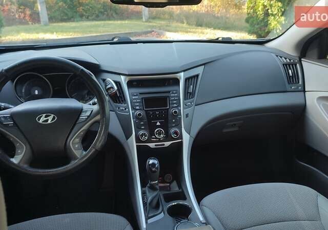 Серый Хендай Соната, объемом двигателя 2.36 л и пробегом 107 тыс. км за 8500 $, фото 7 на Automoto.ua