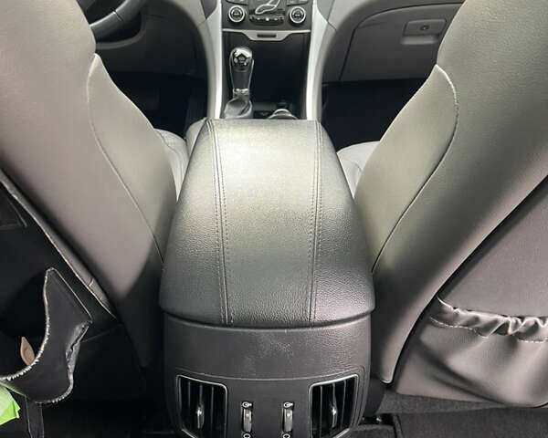 Хендай Соната 2014 у Запоріжжя на Automoto.ua Сірий Хендай Соната, об'ємом двигуна 2.4 л та пробігом 187 тис. км за 11000 $, фото 13 на Automoto.ua