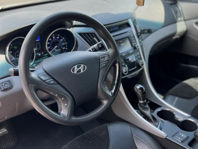 Серый Хендай Соната, объемом двигателя 2.4 л и пробегом 133 тыс. км за 11000 $, фото 5 на Automoto.ua