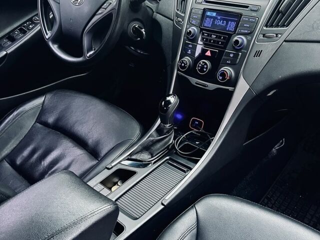 Сірий Хендай Соната, об'ємом двигуна 2 л та пробігом 305 тис. км за 6900 $, фото 6 на Automoto.ua