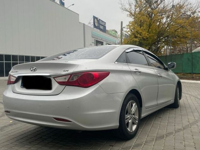 Серый Хендай Соната, объемом двигателя 2 л и пробегом 300 тыс. км за 6800 $, фото 4 на Automoto.ua