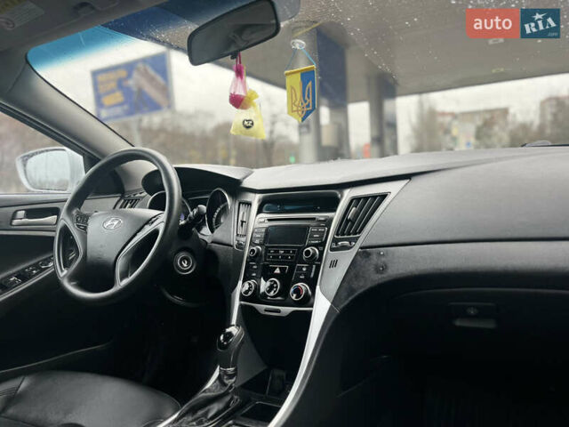 Серый Хендай Соната, объемом двигателя 2 л и пробегом 299 тыс. км за 8299 $, фото 9 на Automoto.ua
