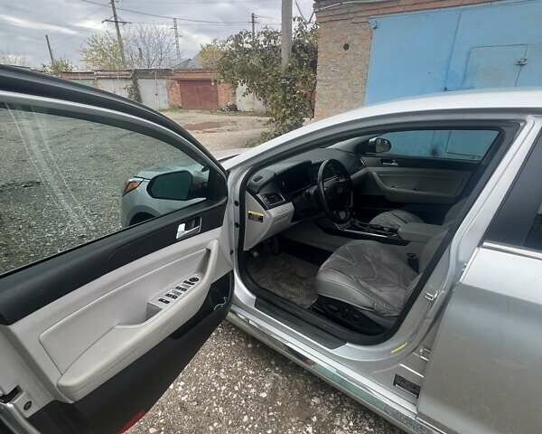 Сірий Хендай Соната, об'ємом двигуна 2.36 л та пробігом 118 тис. км за 9700 $, фото 6 на Automoto.ua
