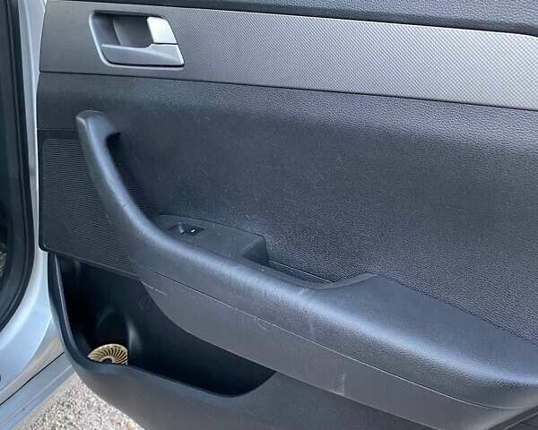 Серый Хендай Соната, объемом двигателя 2 л и пробегом 359 тыс. км за 9500 $, фото 51 на Automoto.ua