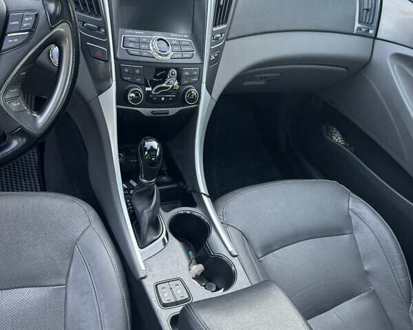 Сірий Хендай Соната, об'ємом двигуна 2.36 л та пробігом 101 тис. км за 11300 $, фото 7 на Automoto.ua