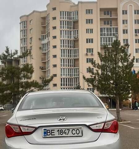 Серый Хендай Соната, объемом двигателя 2 л и пробегом 192 тыс. км за 8400 $, фото 1 на Automoto.ua
