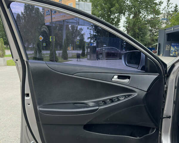 Сірий Хендай Соната, об'ємом двигуна 2 л та пробігом 280 тис. км за 8200 $, фото 17 на Automoto.ua