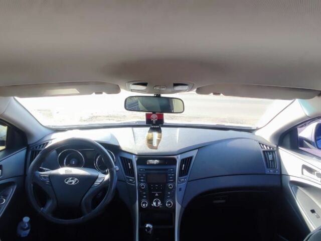 Сірий Хендай Соната, об'ємом двигуна 2 л та пробігом 200 тис. км за 7100 $, фото 1 на Automoto.ua