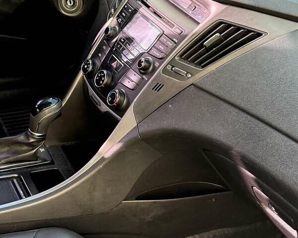 Серый Хендай Соната, объемом двигателя 2 л и пробегом 222 тыс. км за 6999 $, фото 24 на Automoto.ua