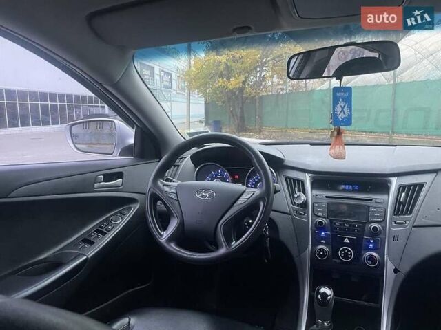 Серый Хендай Соната, объемом двигателя 2 л и пробегом 300 тыс. км за 7500 $, фото 6 на Automoto.ua