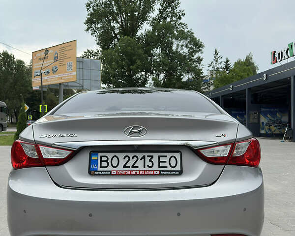 Сірий Хендай Соната, об'ємом двигуна 2 л та пробігом 280 тис. км за 8200 $, фото 2 на Automoto.ua